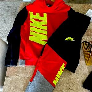 Mens Nike Sweat suite set size S in men. Fit my 10 Y.O son